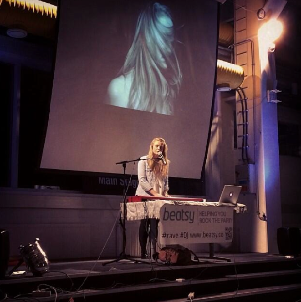 Anni performs. Photo by @sferik